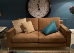 Малък двуместен диван – сърцето на уютния дом