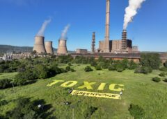 Активисти на „Грийнпийс” – България разпъват огромен надпис TOXIC пред ТЕЦ „Бобов дол”