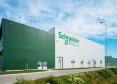 Поглед отвътре в новата умна фабрика на Schneider Electric до Будапеща